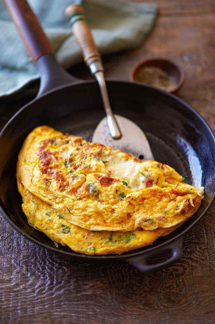 Omelette con jamón y champiñones